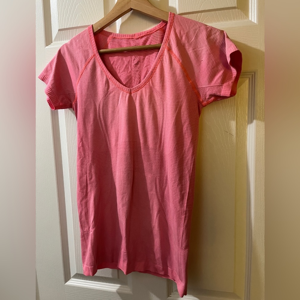 Lululemon 6 run swiftly short sleeve T-shirt small snags pink